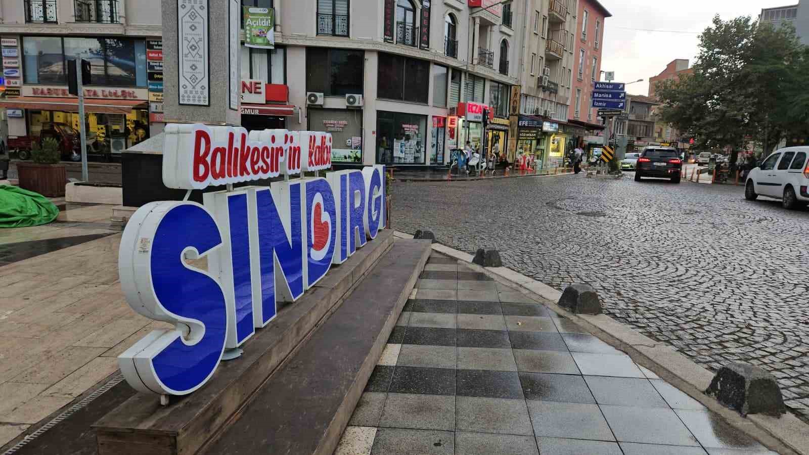 Depremin vurduğu Sındırgı’da aylar sonra yağmur yağdı 