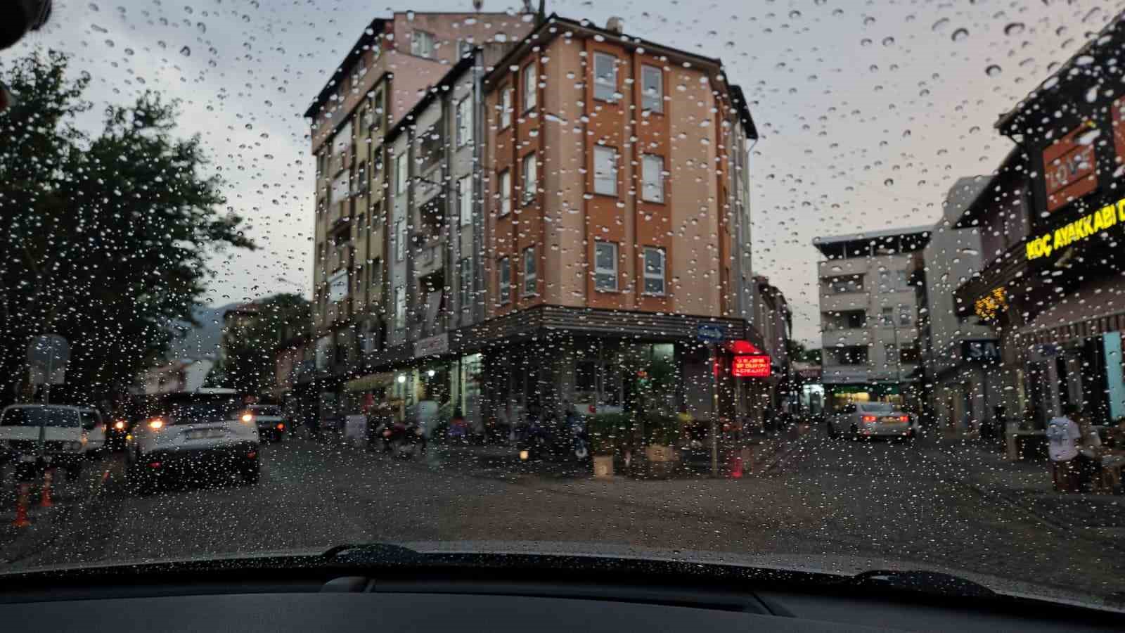 Depremin vurduğu Sındırgı’da aylar sonra yağmur yağdı 