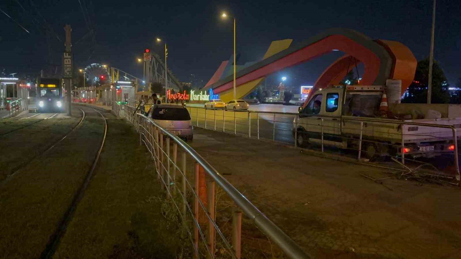 Tramvay yoluna giren alkollü sürücü önce kaçtı sonra geri geldi 