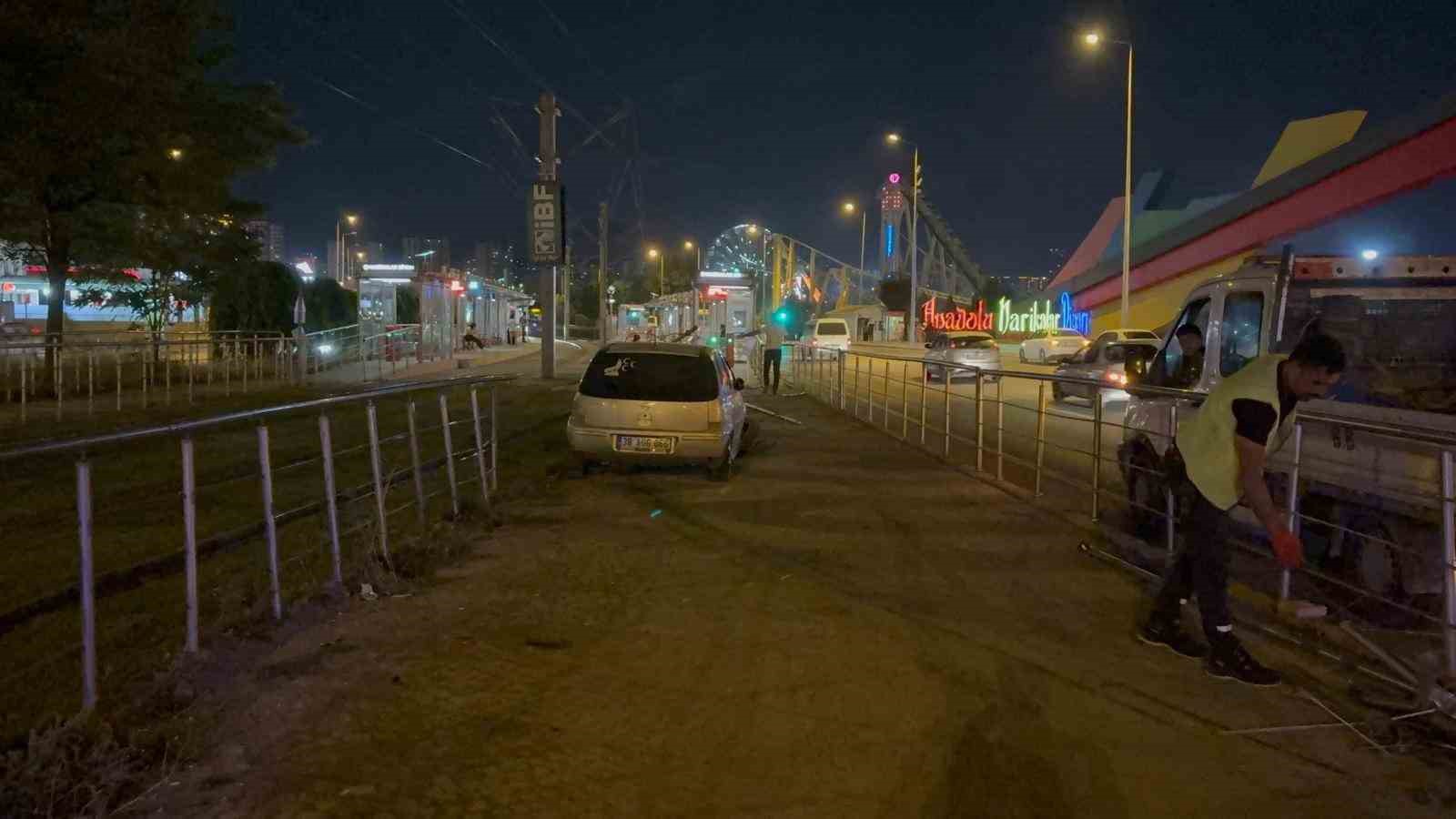 Tramvay yoluna giren alkollü sürücü önce kaçtı sonra geri geldi 
