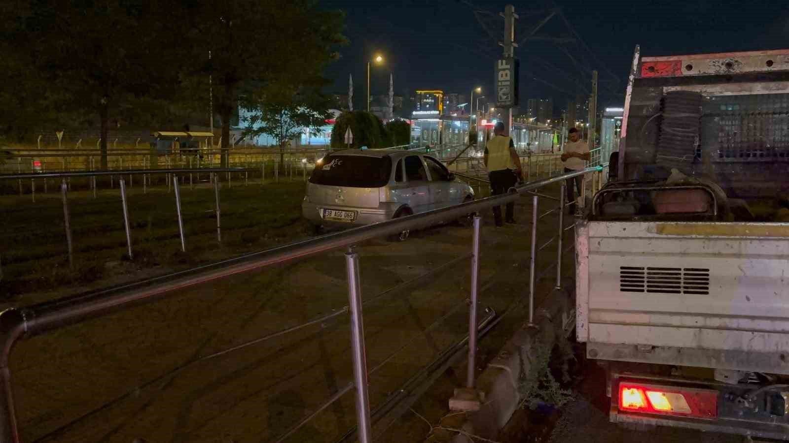 Tramvay yoluna giren alkollü sürücü önce kaçtı sonra geri geldi 