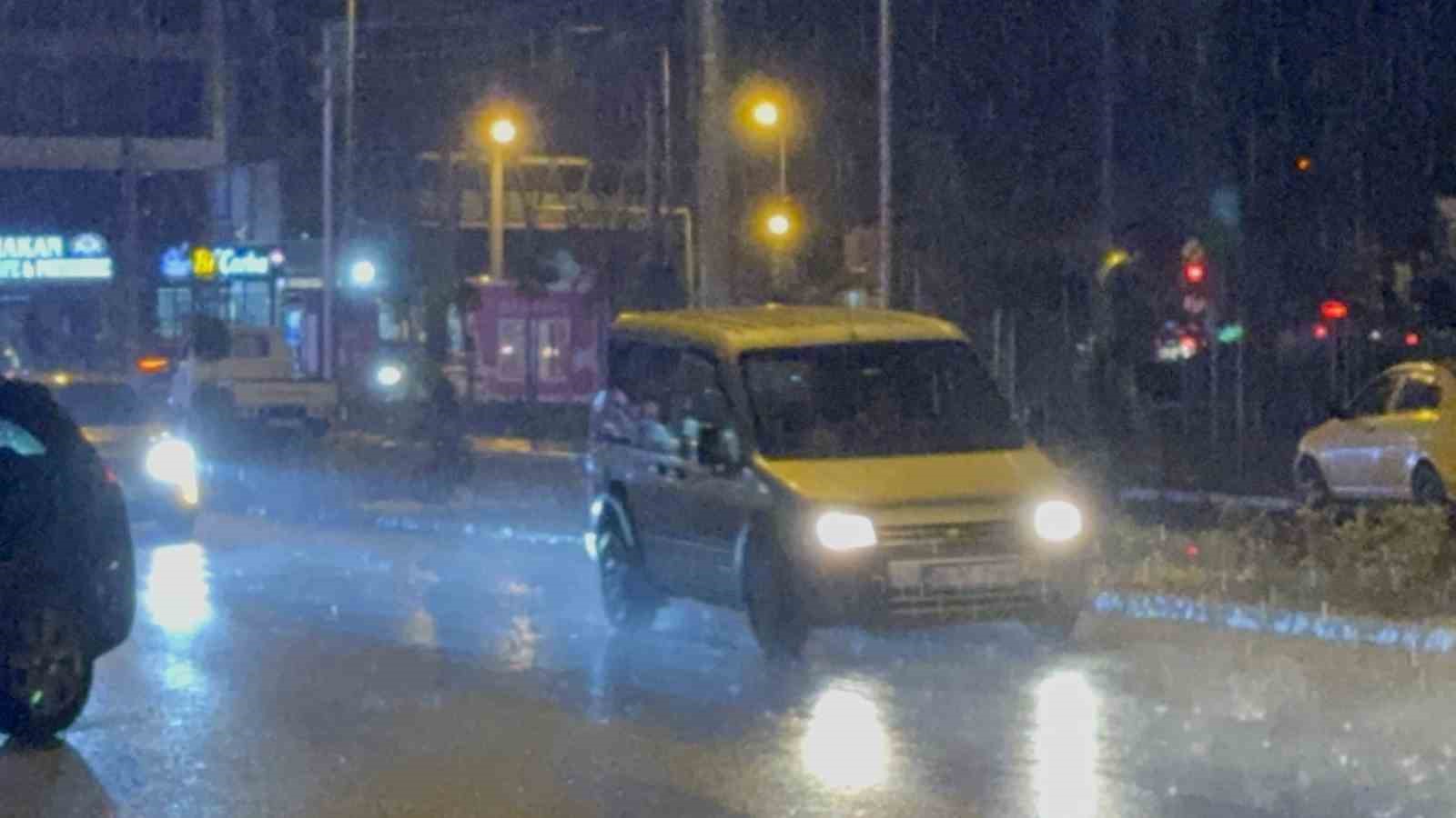 Düzce’de beklenen sağanak yağış başladı 