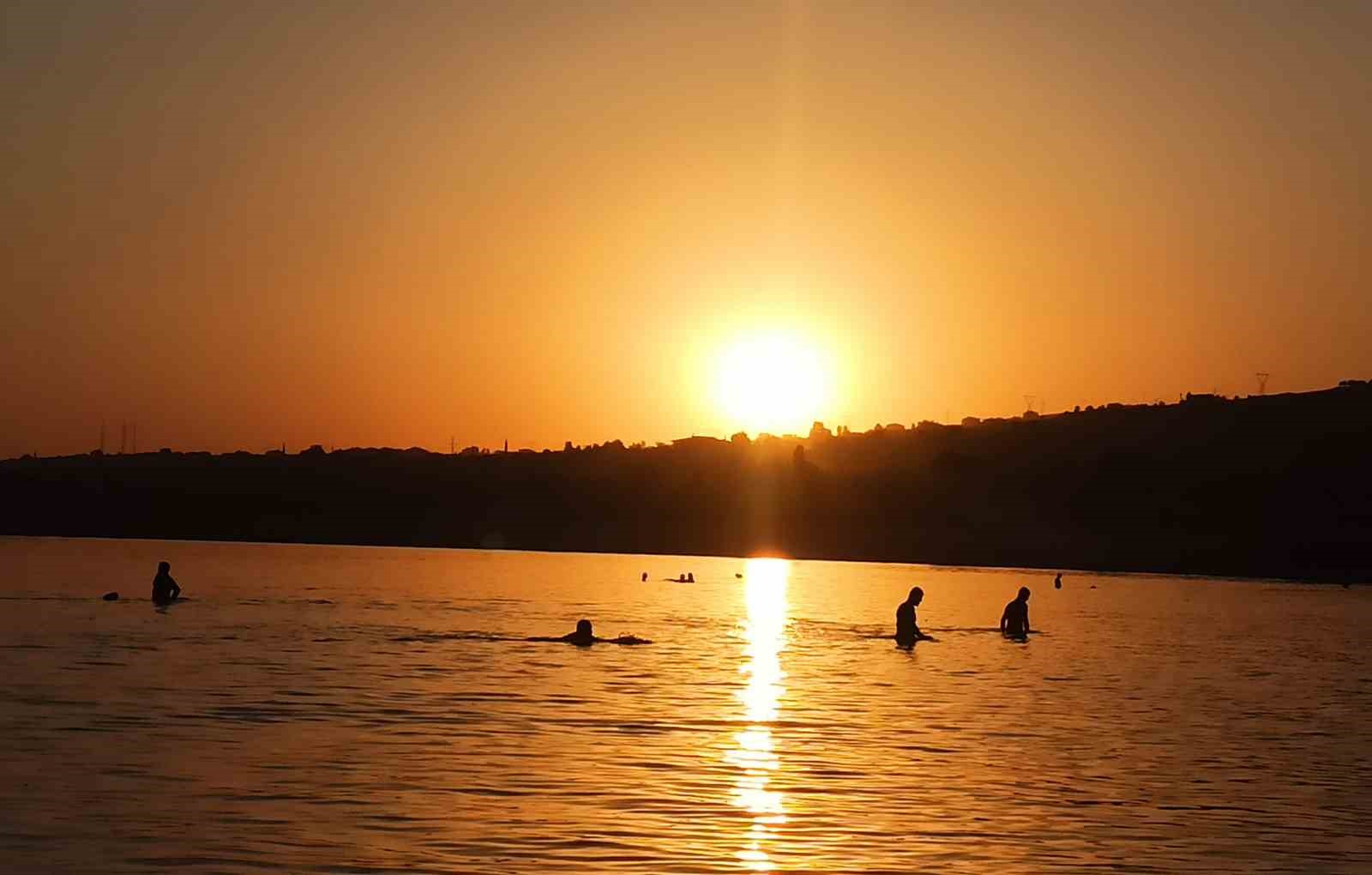 Van Gölü’nde gün batımında yüzme keyfi 