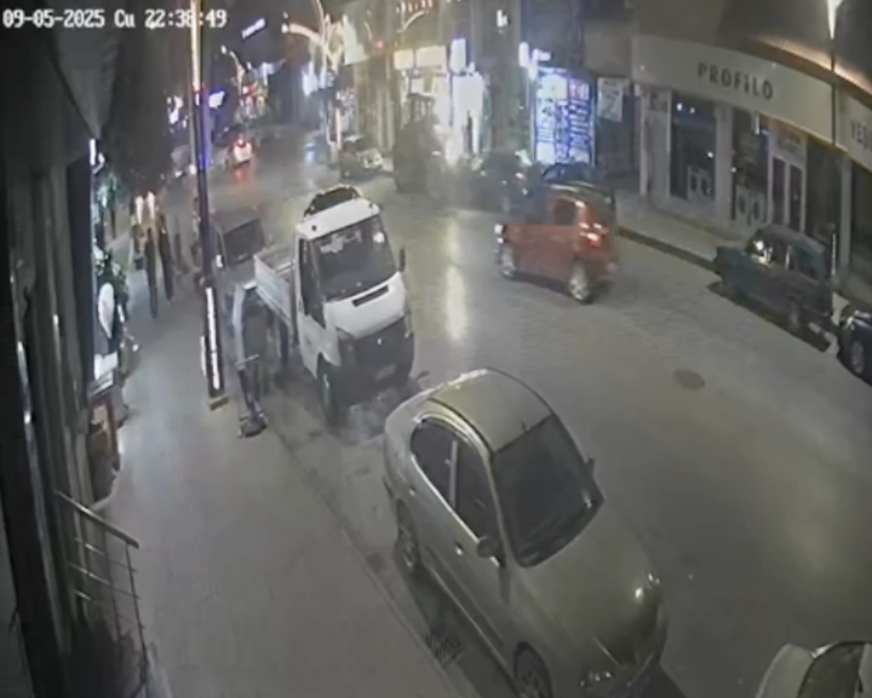 Alkollü traktör sürücüsü 3 araca çarparak durabildi: O anlar kamerada 