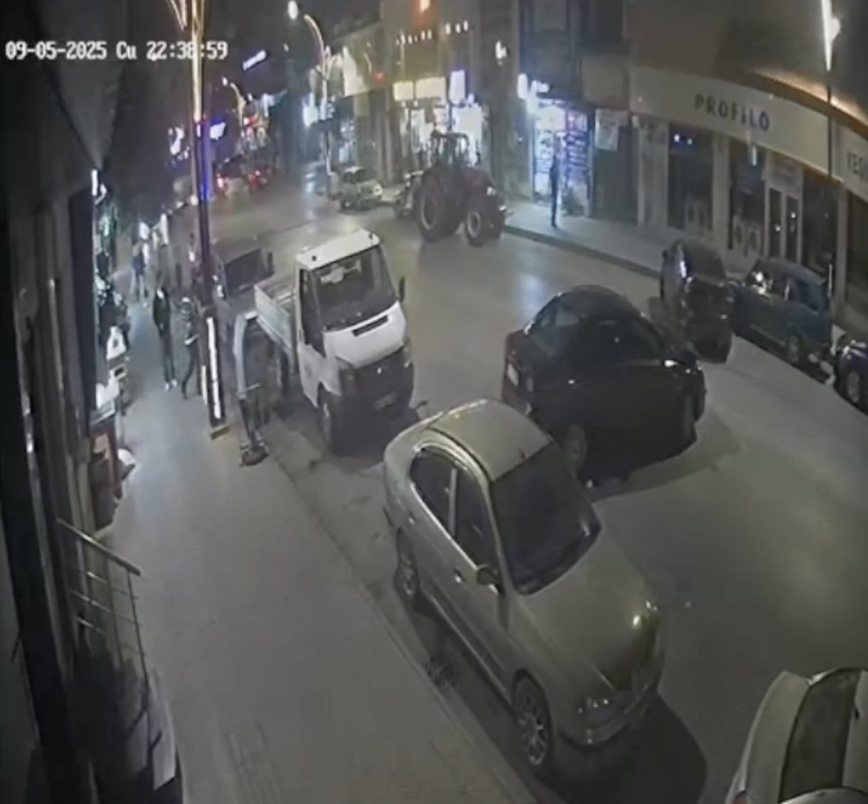 Alkollü traktör sürücüsü 3 araca çarparak durabildi: O anlar kamerada 