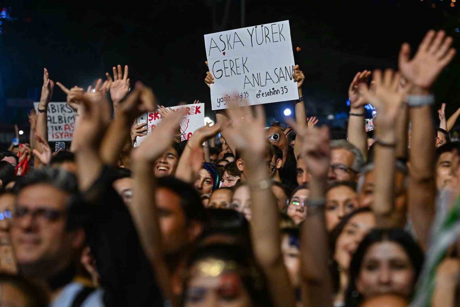 İzmir’de Mustafa Sandal coşkusu 