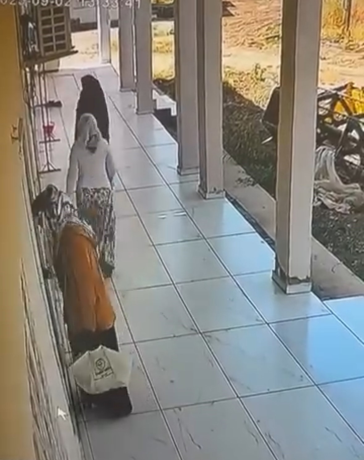 Mardin’de 3 kadının hırsızlık girişimi kameraya yansıdı 