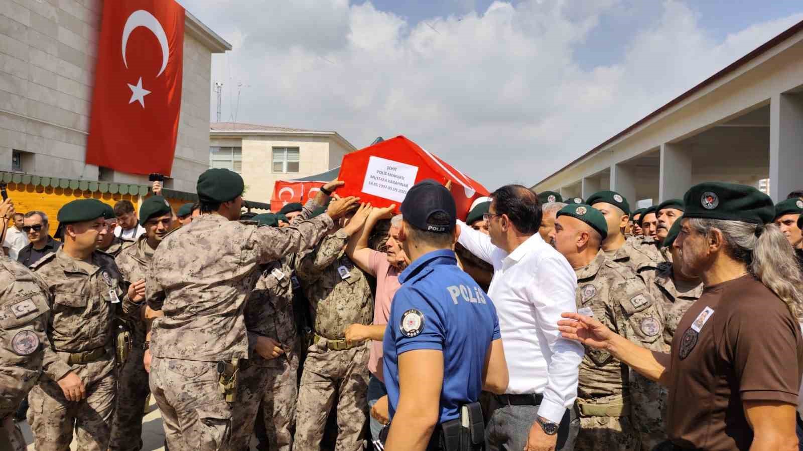 Silah kazası sonucu şehit olan Özel Harekat polisi memleketine uğurlandı 
