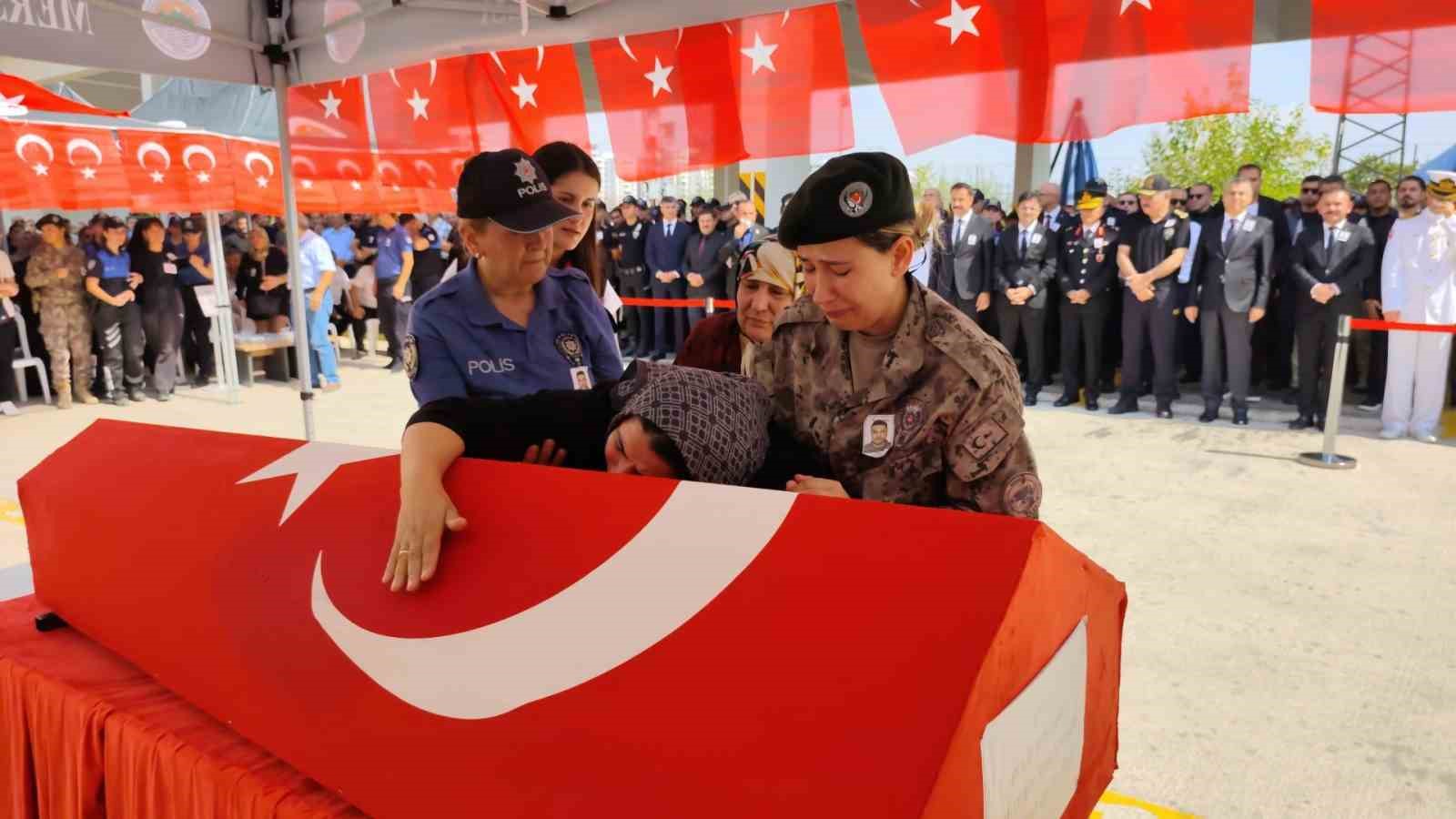 Silah kazası sonucu şehit olan Özel Harekat polisi memleketine uğurlandı 