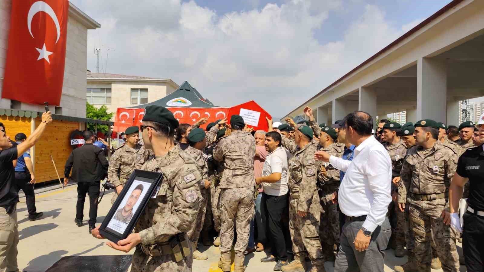 Silah kazası sonucu şehit olan Özel Harekat polisi memleketine uğurlandı 