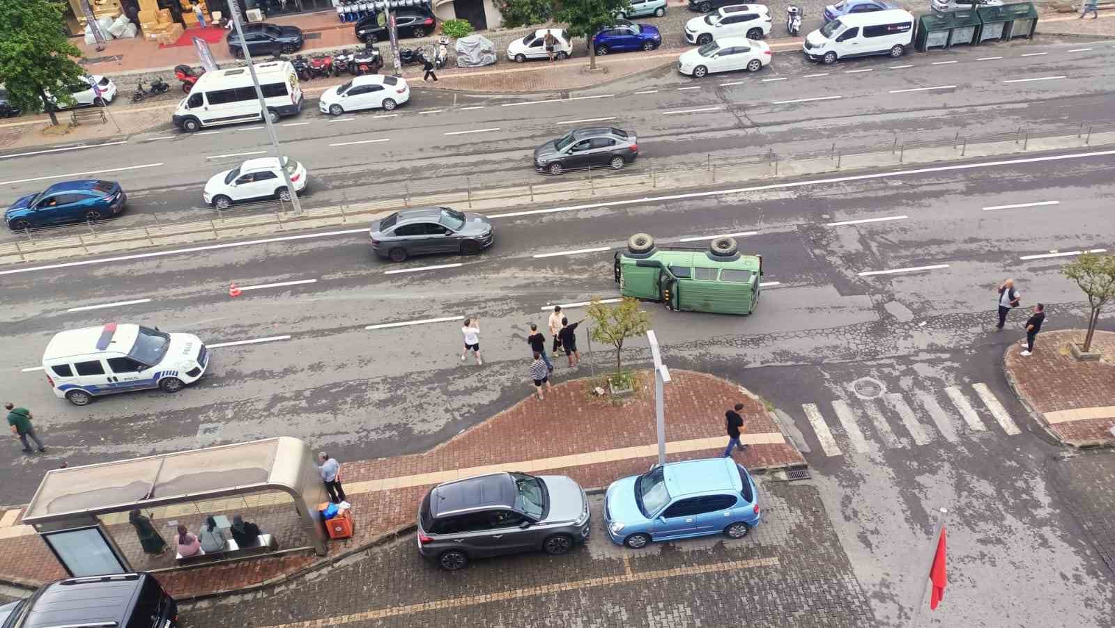 Karadeniz Ereğli’de kontrolden çıkan araç devrildi 