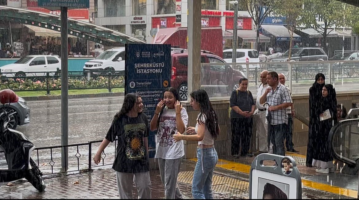 Bursa’da yağmur sevinci...Böyle dans ettiler 