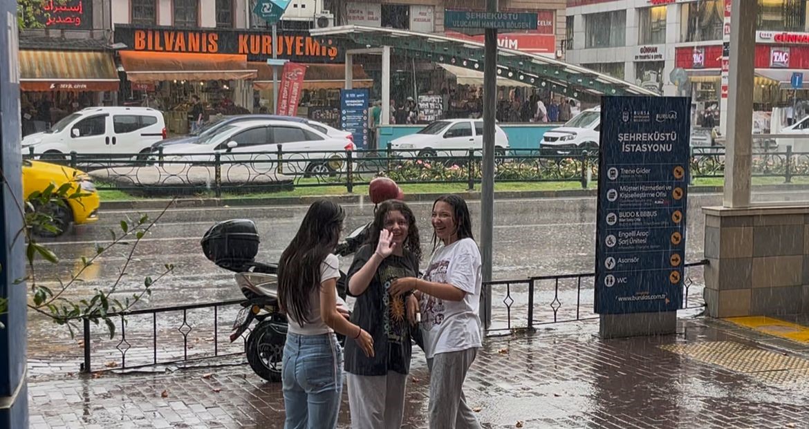 Bursa’da yağmur sevinci...Böyle dans ettiler 