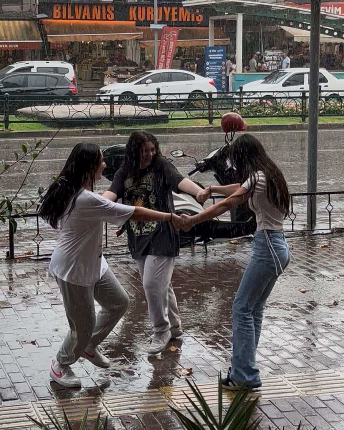 Bursa’da yağmur sevinci...Böyle dans ettiler 