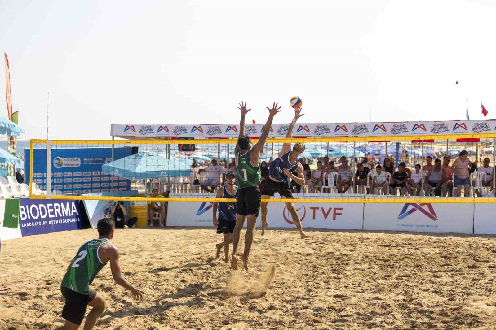 Mersin’de plaj voleybolu heyecanı başladı 