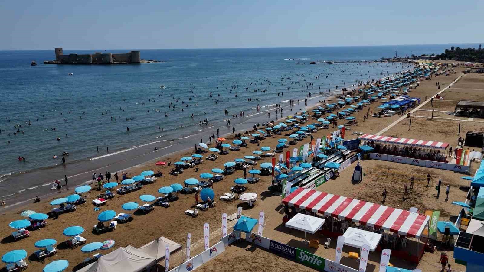Mersin’de plaj voleybolu heyecanı başladı 
