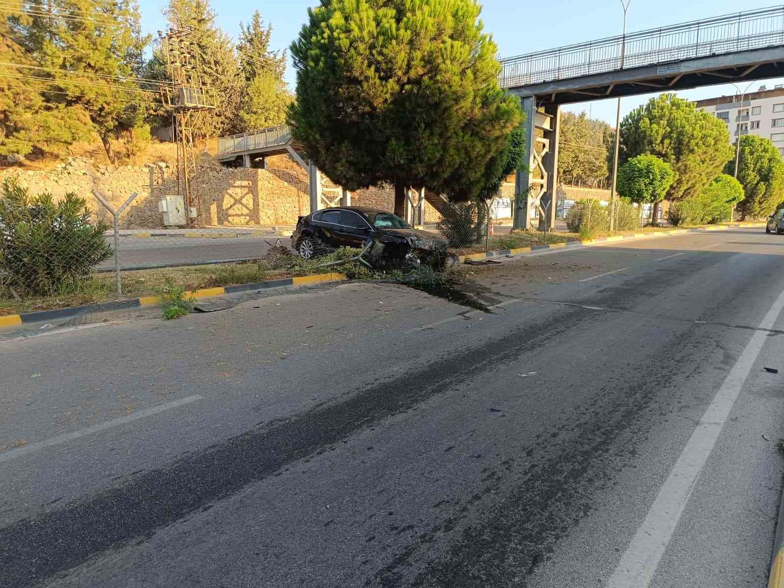 Gaziantep’te kontrolü kaybolan otomobil refüje çıktı: 1 yaralı 