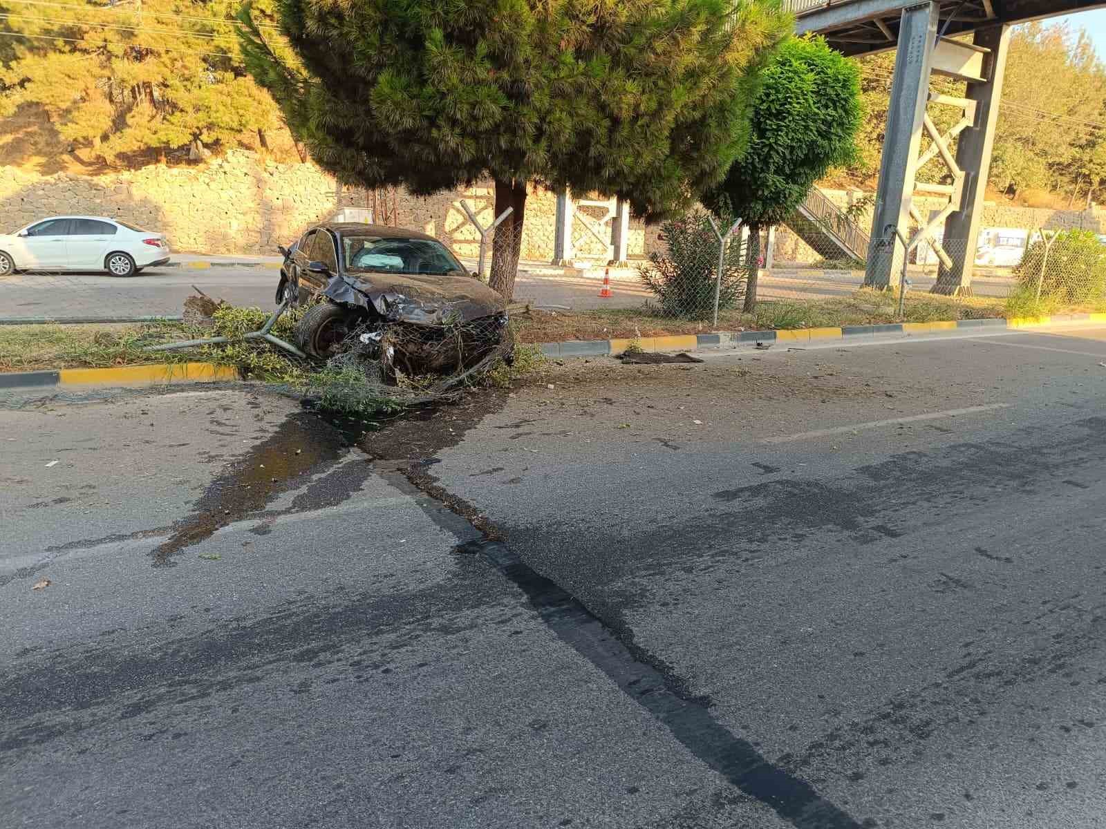 Gaziantep’te kontrolü kaybolan otomobil refüje çıktı: 1 yaralı 