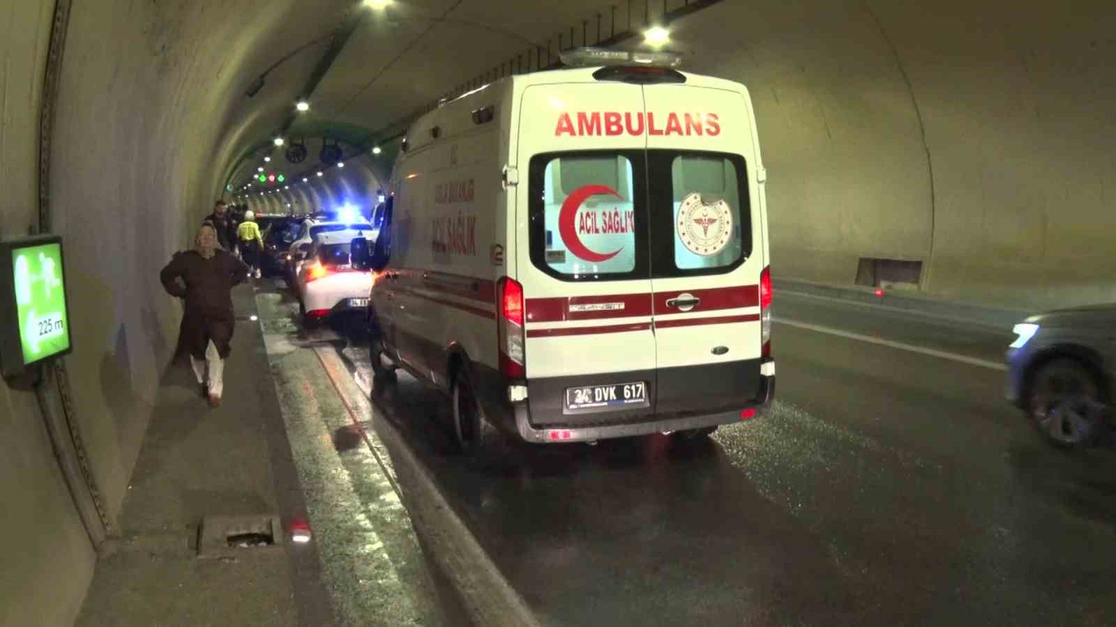 Üsküdar’da tünel içinde zincirleme kaza: 1 araç yandı 