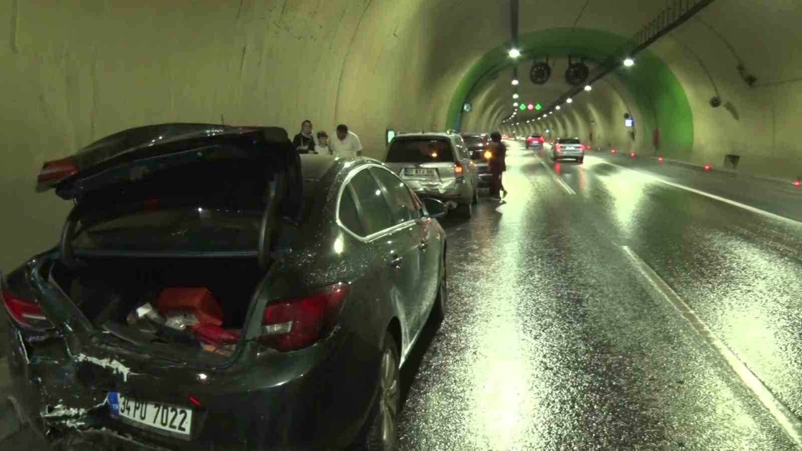 Üsküdar’da tünel içinde zincirleme kaza: 1 araç yandı 