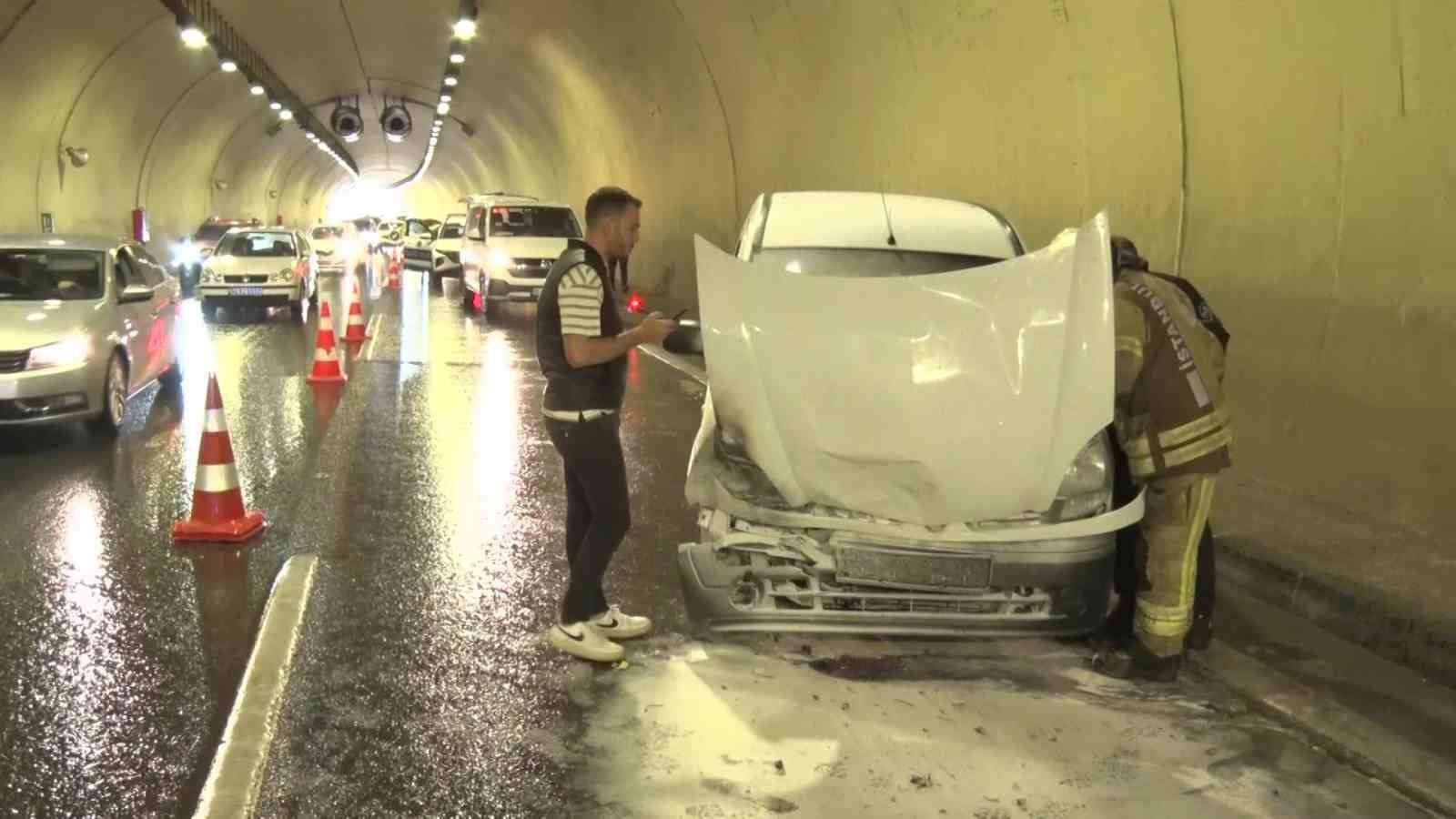 Üsküdar’da tünel içinde zincirleme kaza: 1 araç yandı 