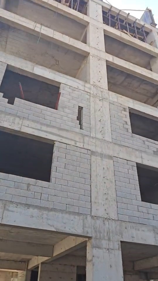 Kafasına inşaattan tuğla düşen şahıs yaralandı 