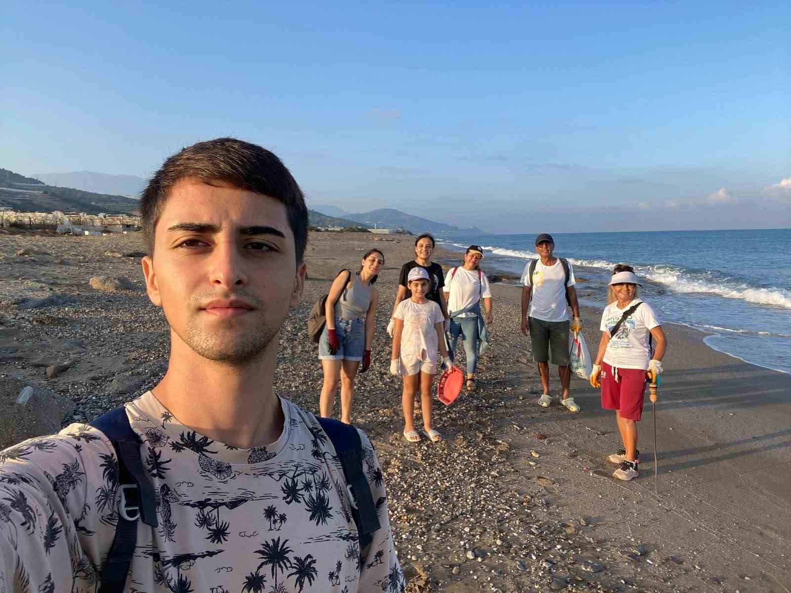 Yavru carettalar yumurtalardan çıkıp denizle buluştu 