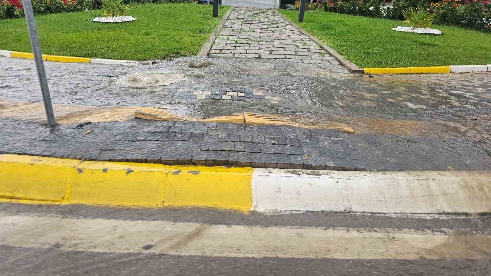 Bandırma’da sağanak yağış etkili oldu 