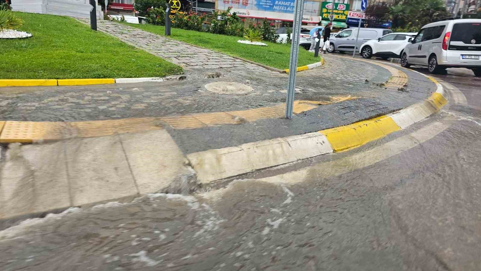 Bandırma’da sağanak yağış etkili oldu 