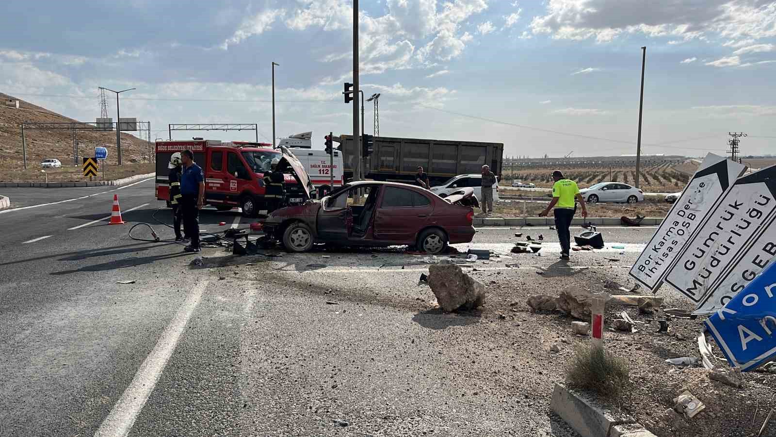 Niğde’de refüje çarpan otomobil alev aldı: 1 yaralı 