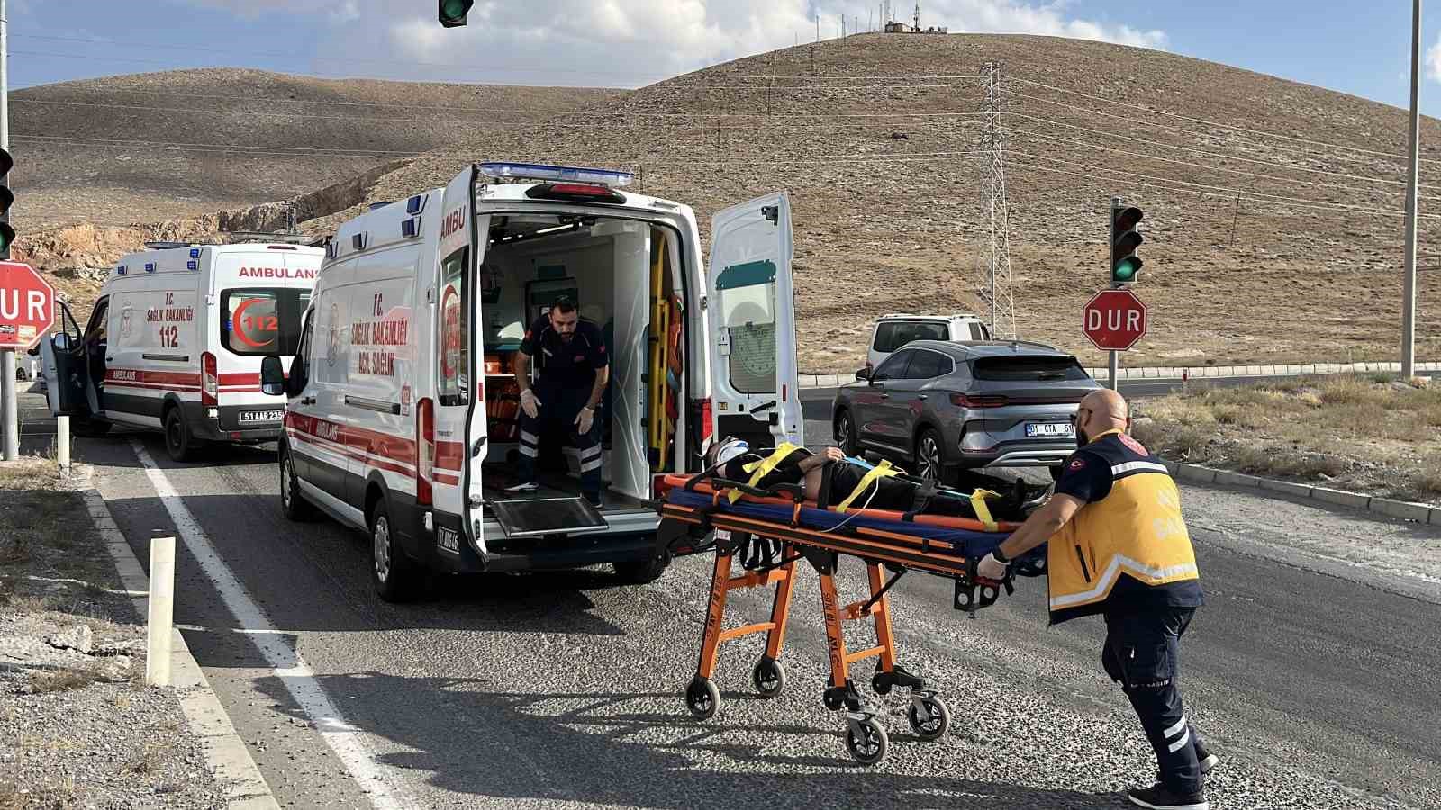 Niğde’de refüje çarpan otomobil alev aldı: 1 yaralı 