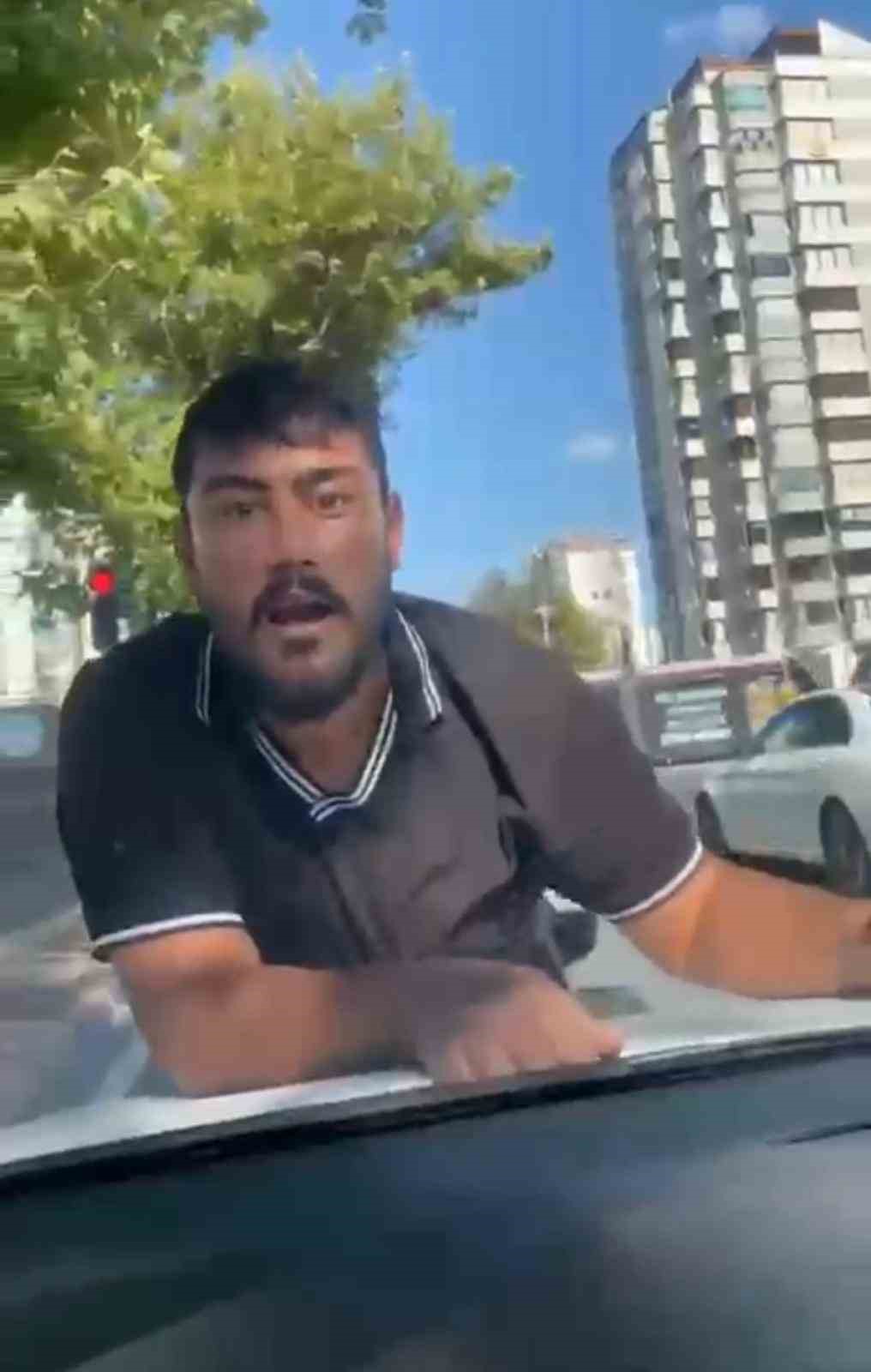 Cam silme bahanesiyle aracın kaputuna yatıp zorla para istemişti, tutuklandı 