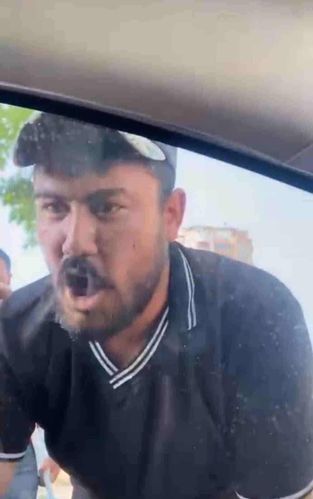 Cam silme bahanesiyle aracın kaputuna yatıp zorla para istemişti, tutuklandı 