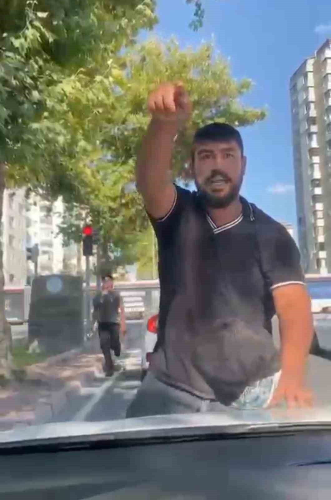 Cam silme bahanesiyle aracın kaputuna yatıp zorla para istemişti, tutuklandı 
