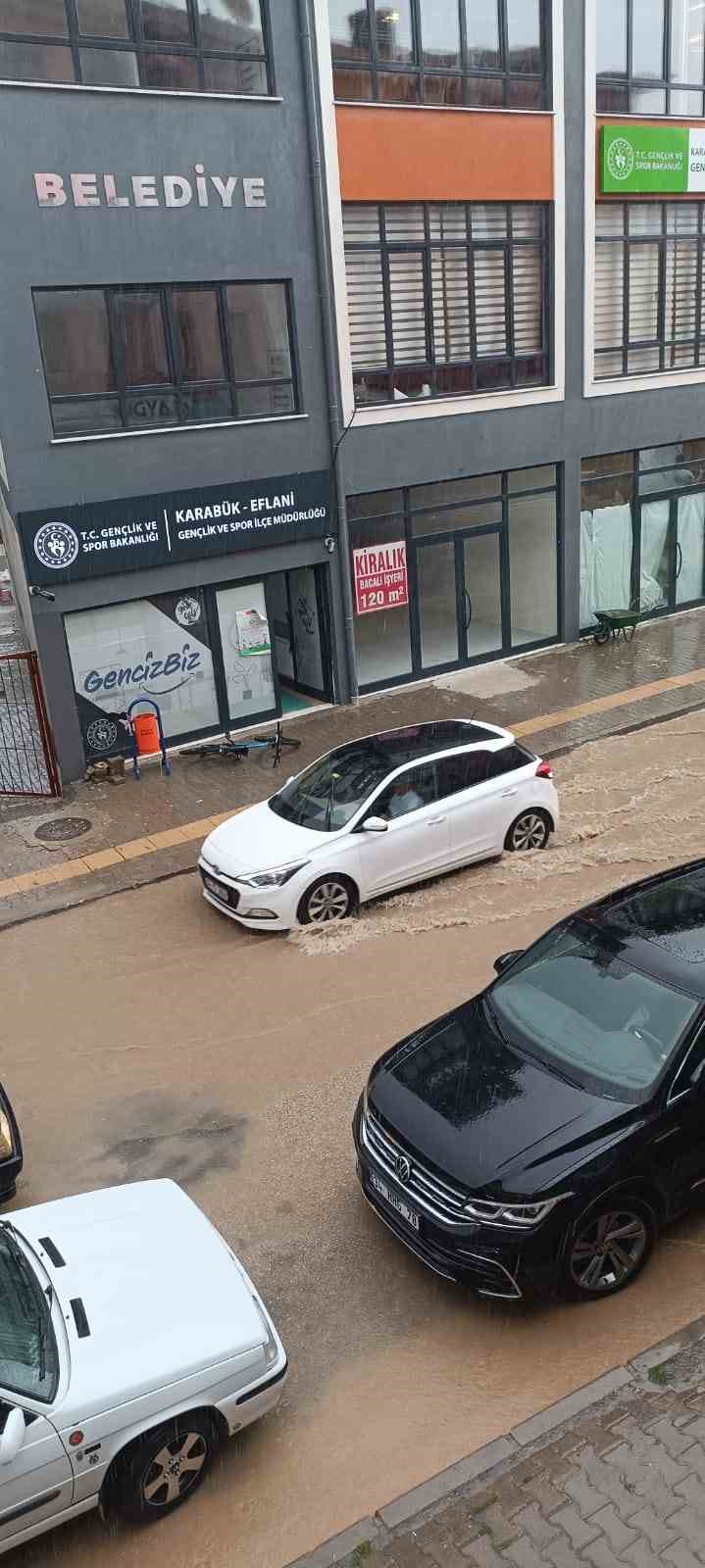 Eflani’de sağanak yolları göle çevirdi 