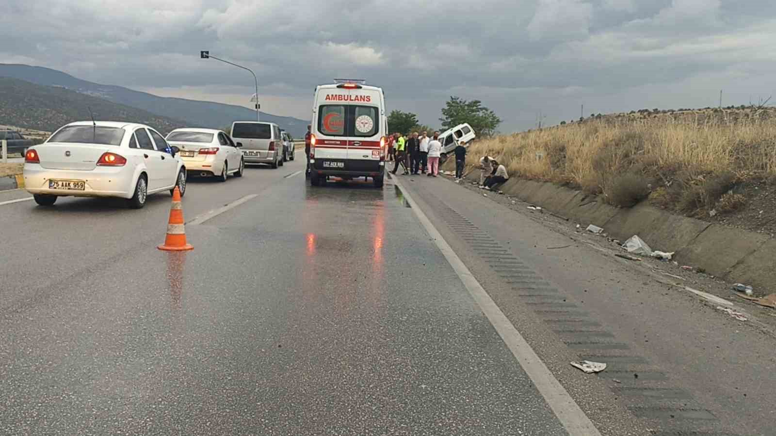 D-100’de hafif ticari araç refüje çarptı: 1 ölü, 4 yaralı 