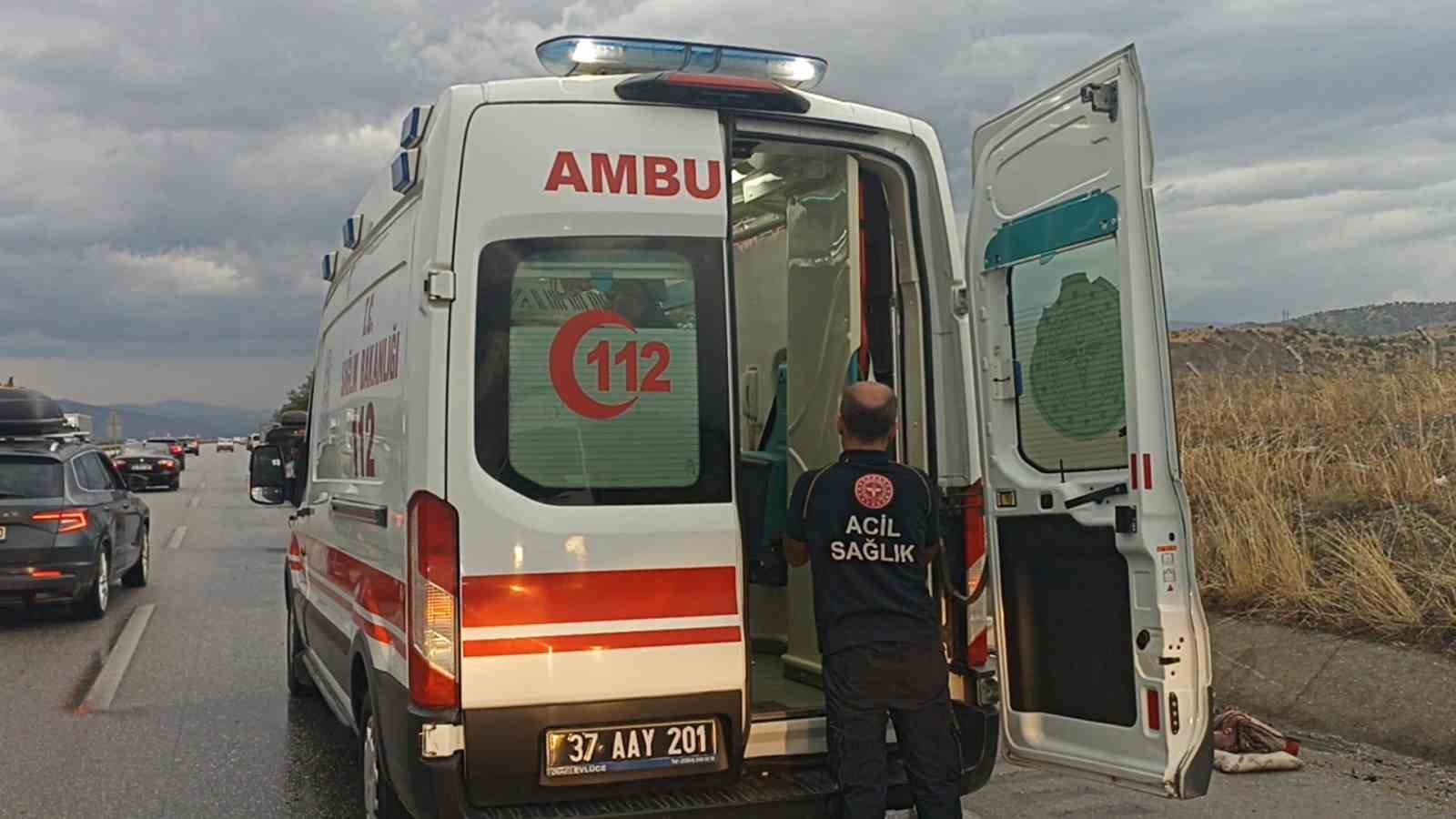 D-100’de hafif ticari araç refüje çarptı: 1 ölü, 4 yaralı 