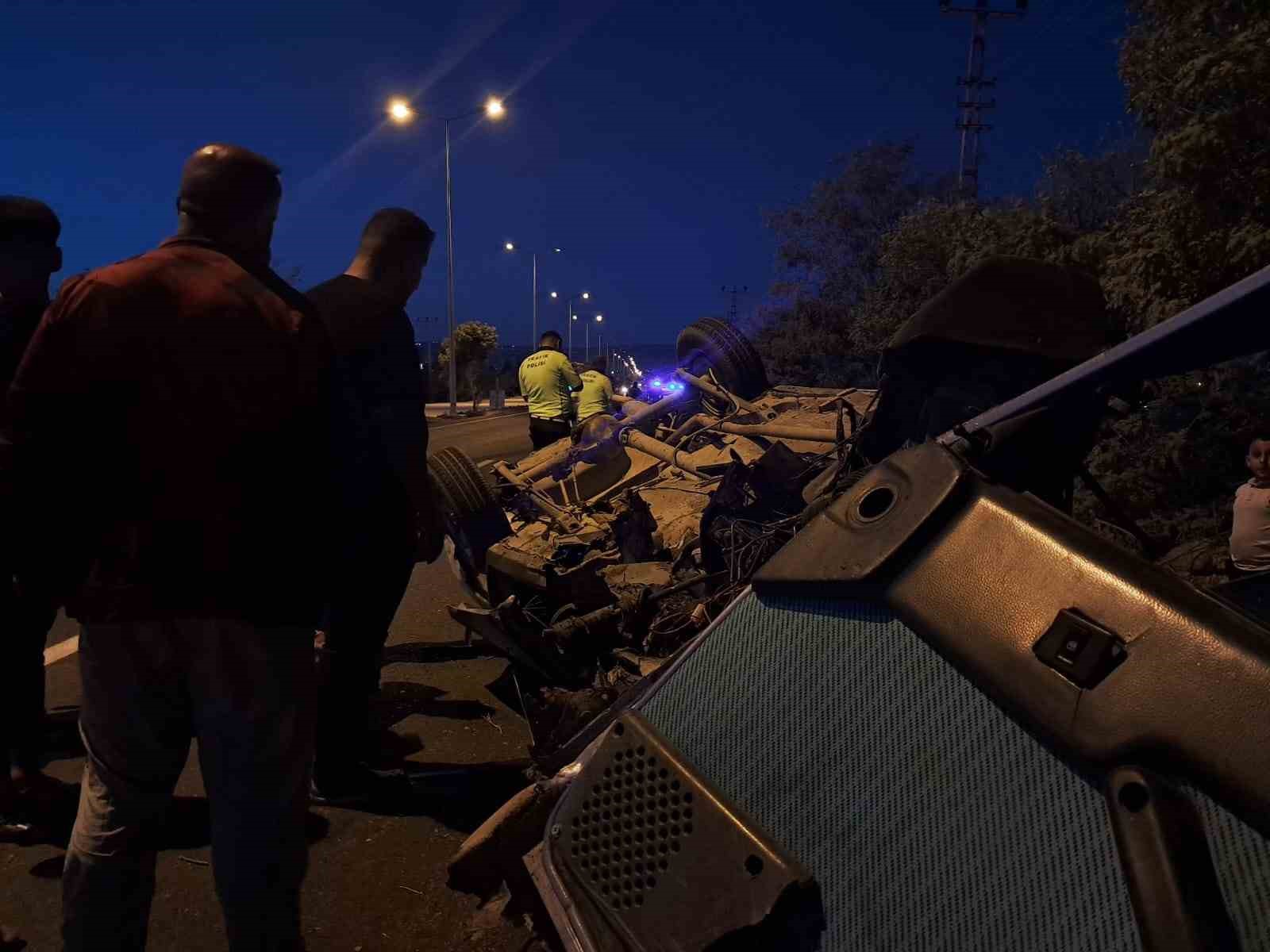 Taşa çarpan Tofaş hurdaya döndü: 2 kişi yaralandı