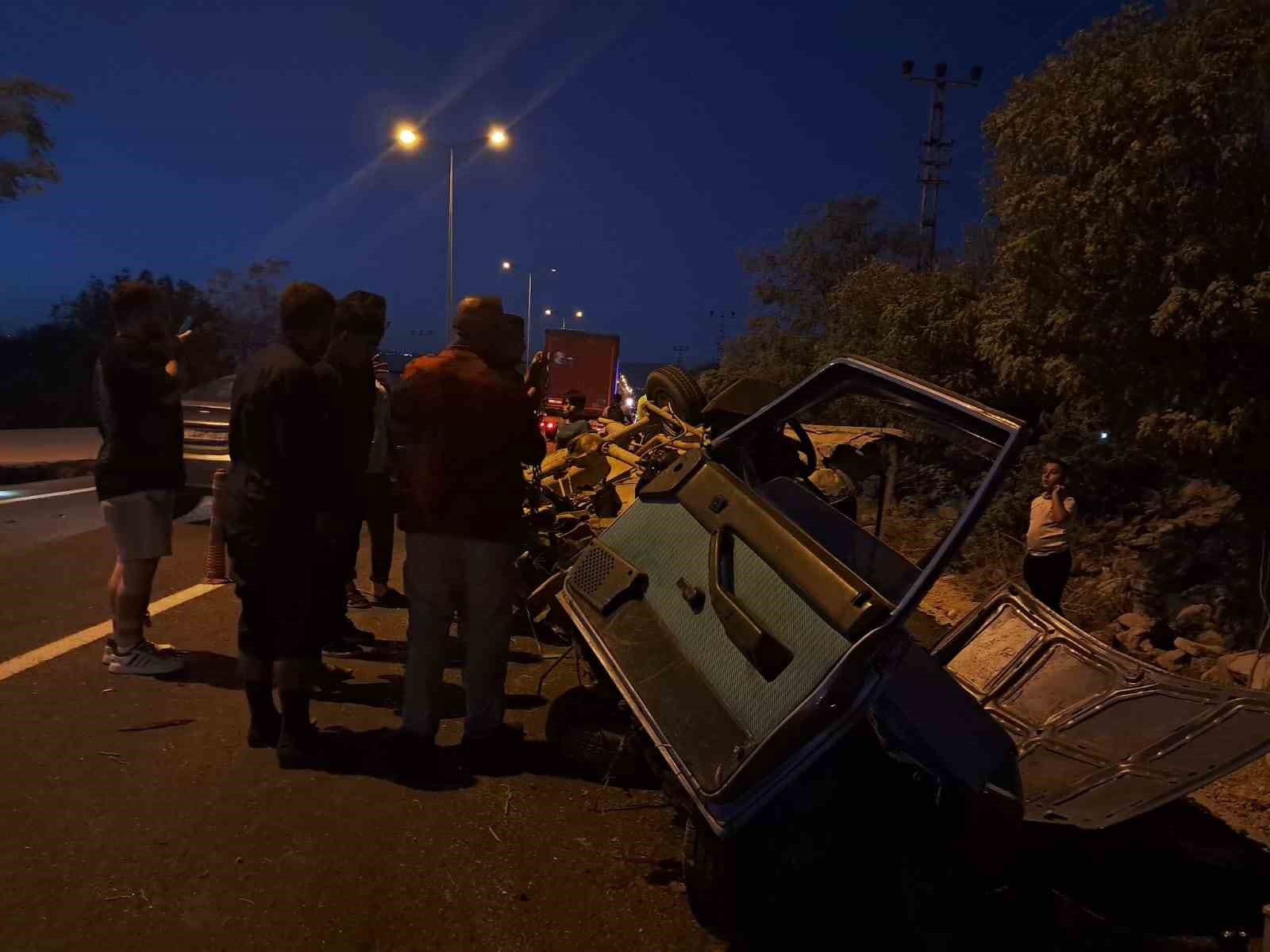 Taşa çarpan Tofaş hurdaya döndü: 2 kişi yaralandı 