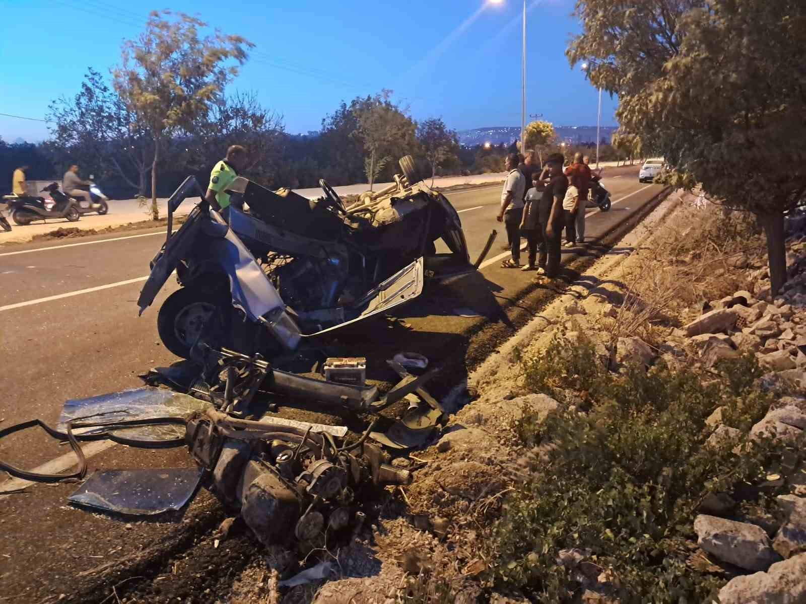 Taşa çarpan Tofaş hurdaya döndü: 2 kişi yaralandı 