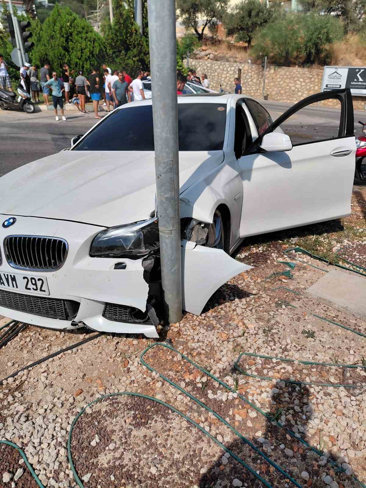 Kırmızı ışık ihlali yapan araç, gelin arabasıyla çarpıştı: 1 yaralı 
