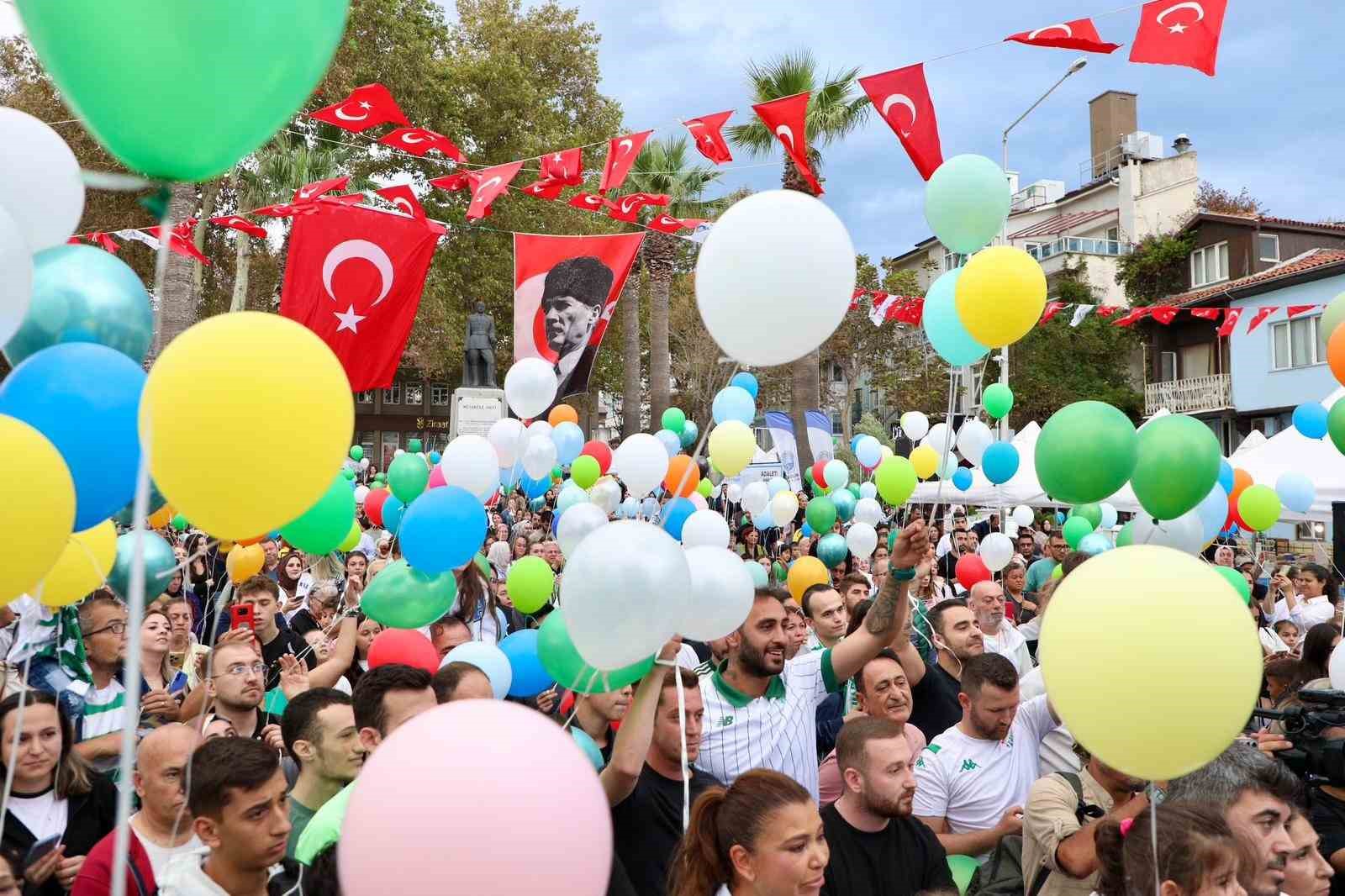 Lösemiyi yenen 11 yaşındaki Ali Demir için binlerce balon göğe yükseldi 