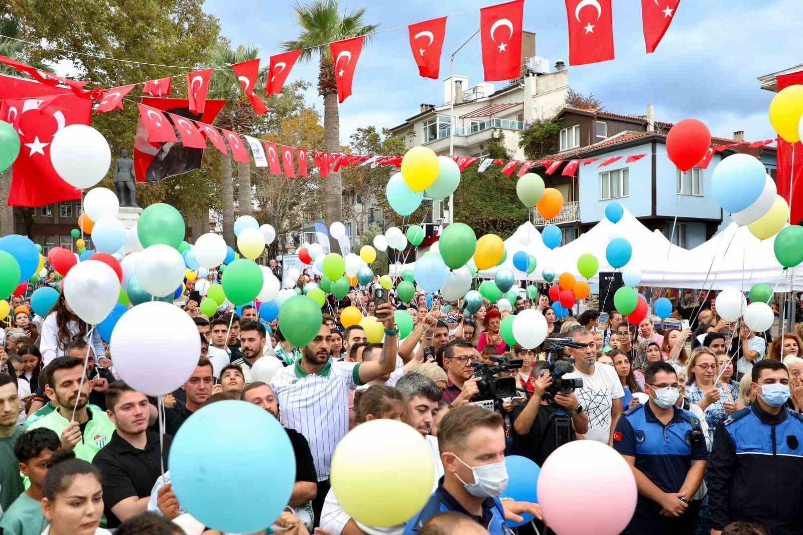 Lösemiyi yenen 11 yaşındaki Ali Demir için binlerce balon göğe yükseldi 