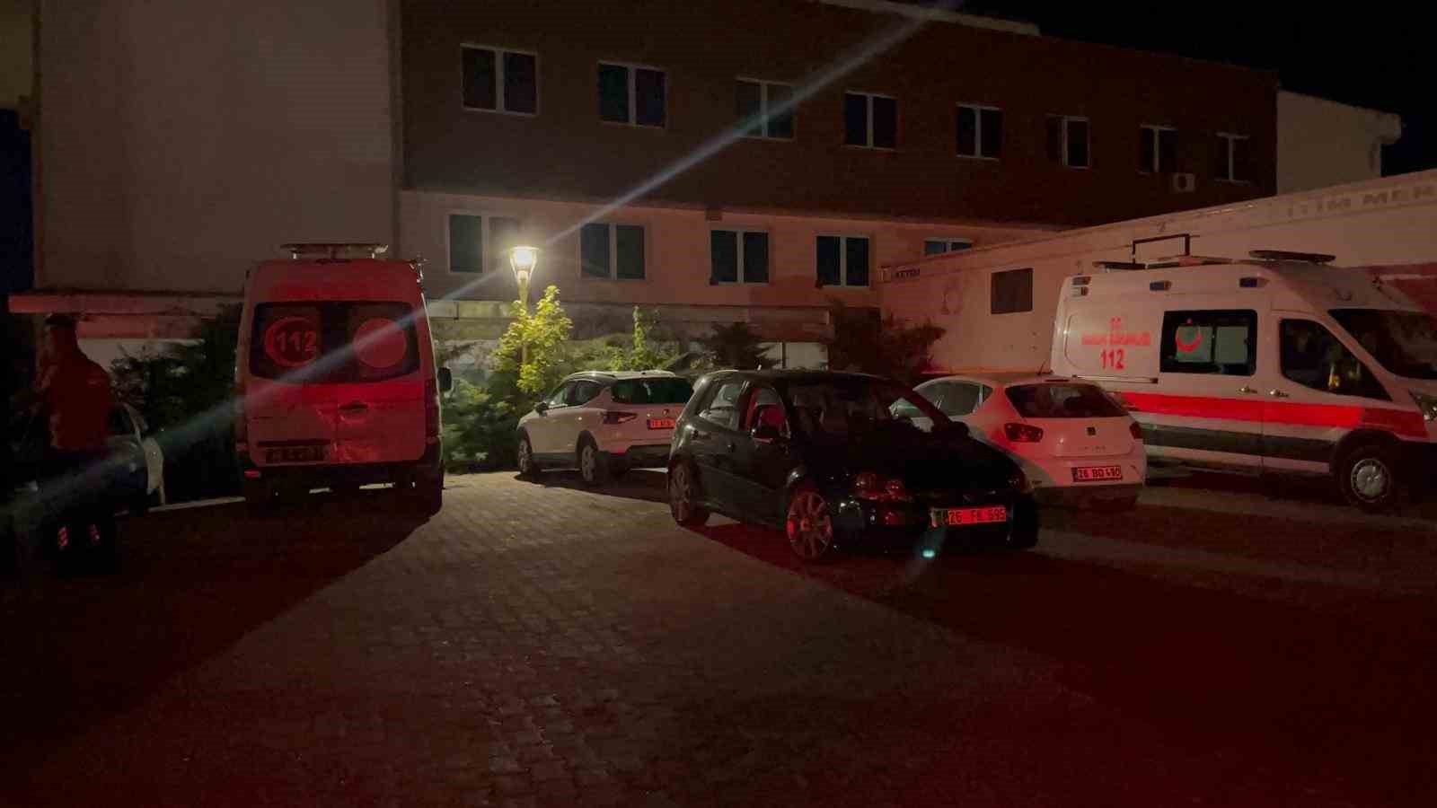 Ambulansı kilometrelerce kovalayıp sıkıştırdılar, başhekimlik bahçesine 1 minibüs adam çağırdılar 