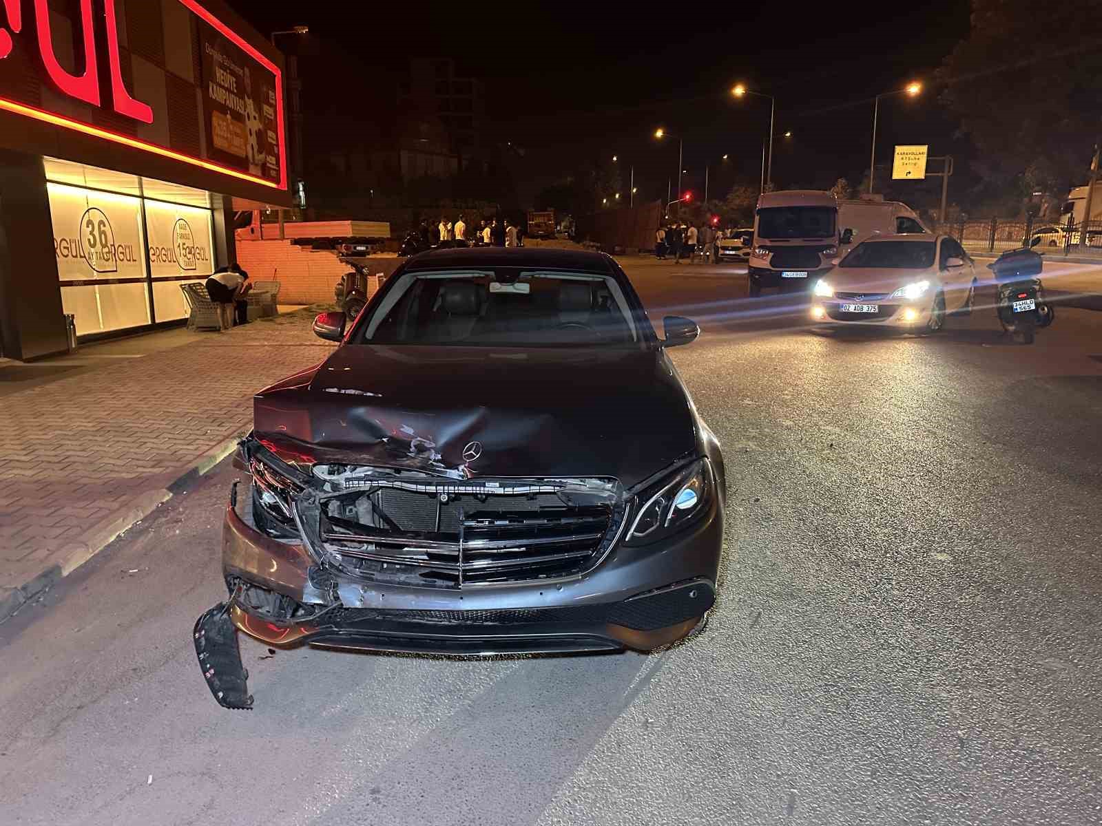 Otomobile arkadan çarpan aracın sürücüsü kaçtı: 1 yaralı 