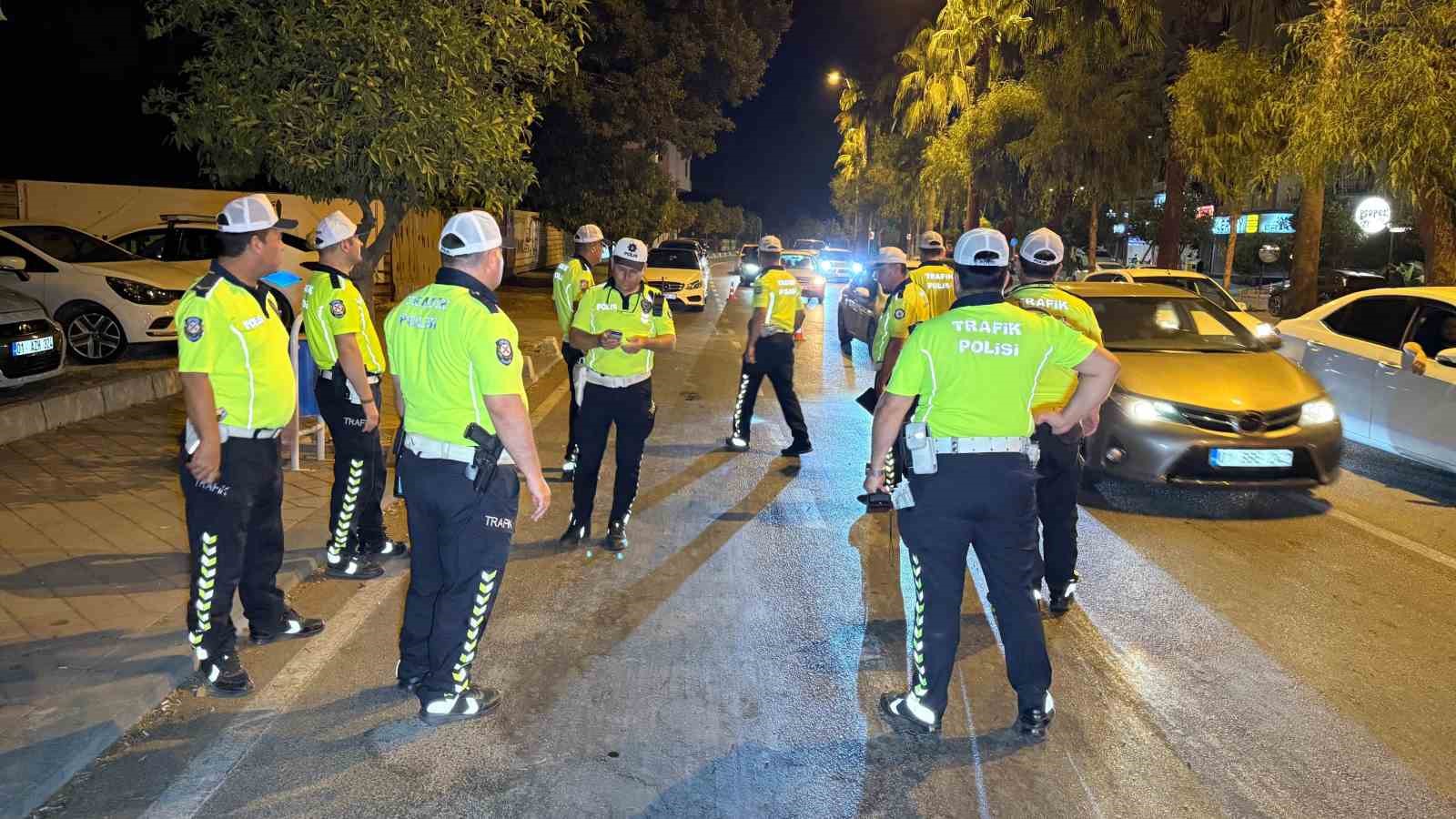 Adana’da alkollü araç kullananlar polisten kaçamadı 