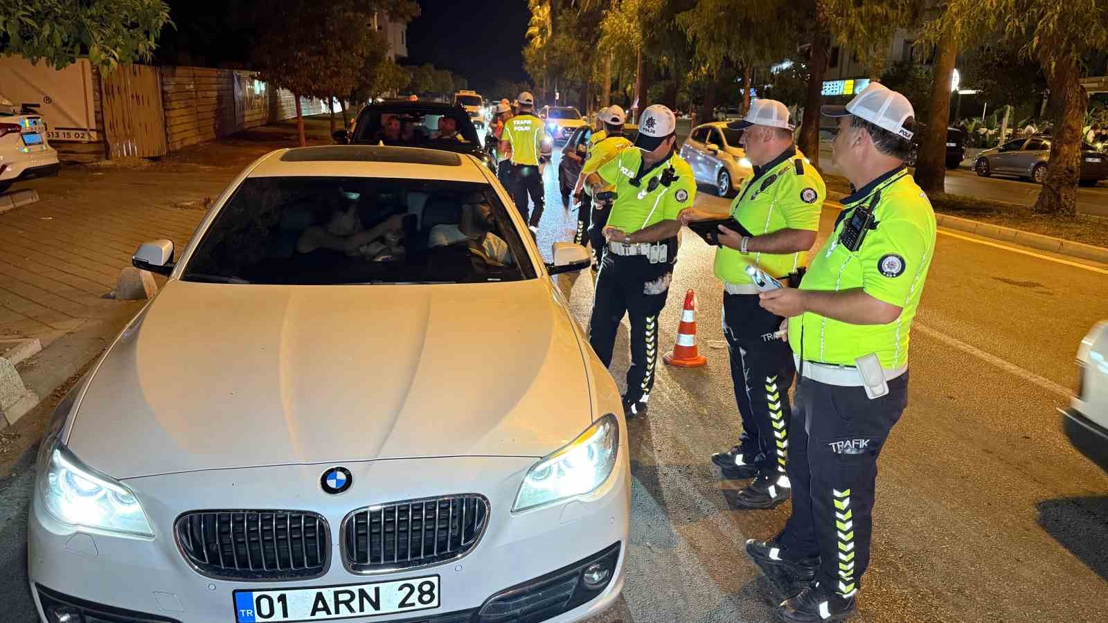 Adana’da alkollü araç kullananlar polisten kaçamadı 