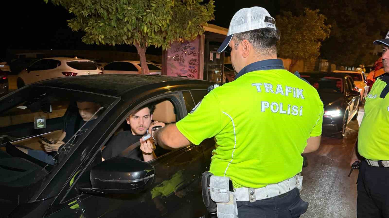 Adana’da alkollü araç kullananlar polisten kaçamadı 