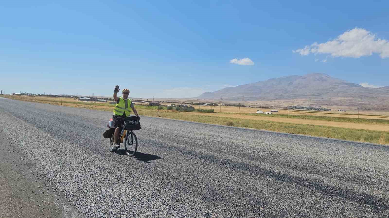 Bisikletseverlerden Van Gölü’ne büyük ilgi 