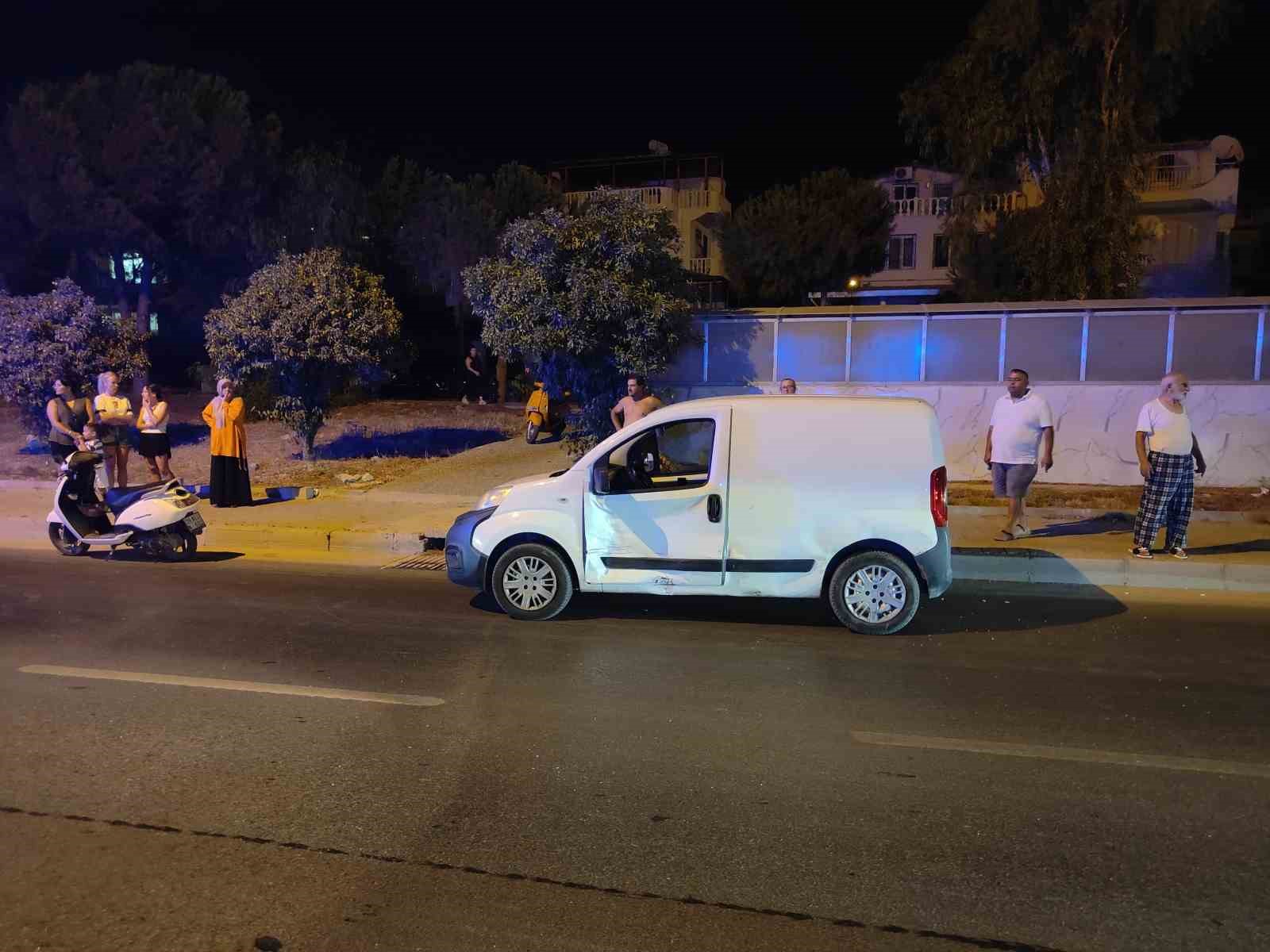 Kontrolden çıkan otomobil kamyonetlere çarptı: 3 yaralı 